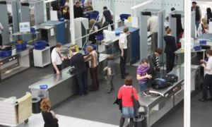 Qua cửa kiểm soát an ninh sân bay, hành khách cần lưu ý những điều này