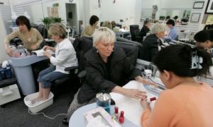 Nghề nail của người Việt bị ảnh hưởng bởi luật mới ở Mỹ