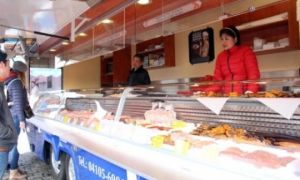 Phụ nữ Việt sang Tây làm gì?