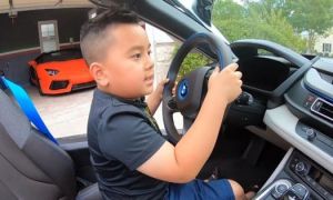 Cậu bé 6 tuổi người Việt