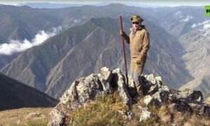 Tổng thống Nga Putin vào rừng hái nấm và leo núi mừng sinh nhật