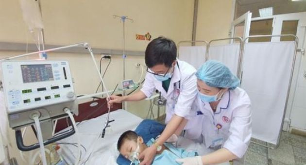 Bé 8 tuổi đau đầu rồi hôn mê, nguy kịch, bố mẹ tưởng con giả vờ để trốn học