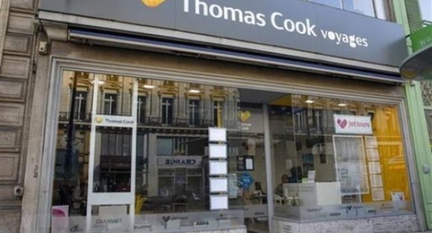 Công ty nào đã mua lại toàn bộ cửa hàng của Thomas Cook tại Anh?