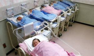 Nhật Bản đối mặt với cuộc khủng hoảng tỷ lệ sinh nghiêm trọng
