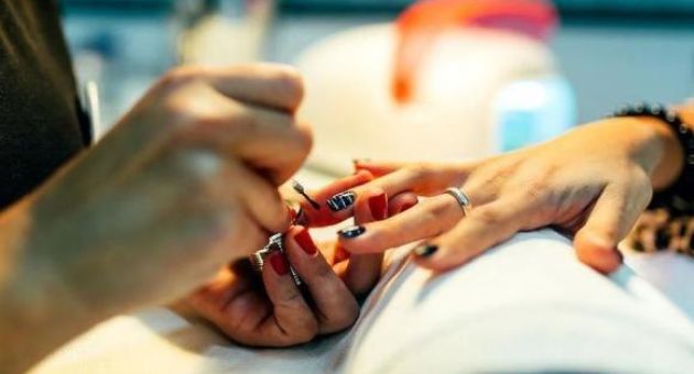 Úc: Trả lương nhân viên thấp hơn quy định, tiệm làm nail của người Việt bị...