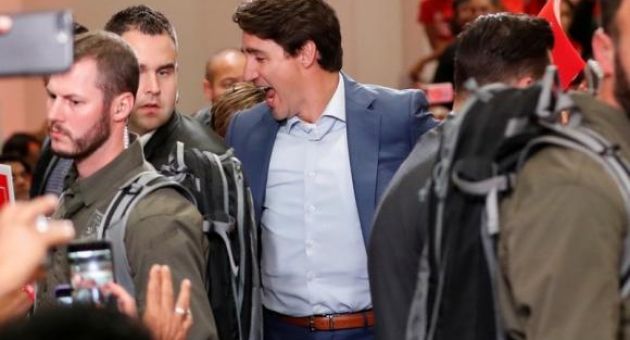 Thủ tướng Canada mặc áo chống đạn vận động tranh cử