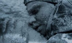 Tại sao con người cởi quần áo khi sắp chết cóng