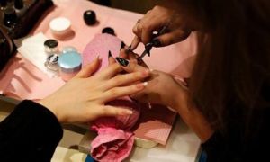 Lao động Việt trong các tiệm nail và trại trồng cần sa ở Anh
