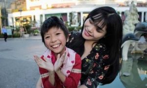 Cô gái Hà Nội bất chấp bị kỳ thị vẫn nhận nuôi bé gái lở loét khắp người và...