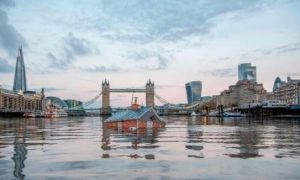 Mô hình ‘nhà ngập lụt’ trôi trên sông London