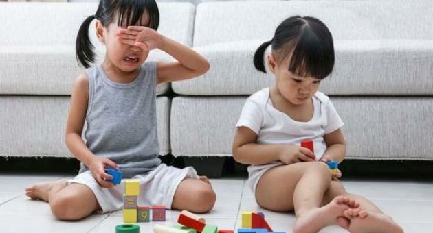 Sai lầm khi dạy con nhường đồ chơi cho bạn