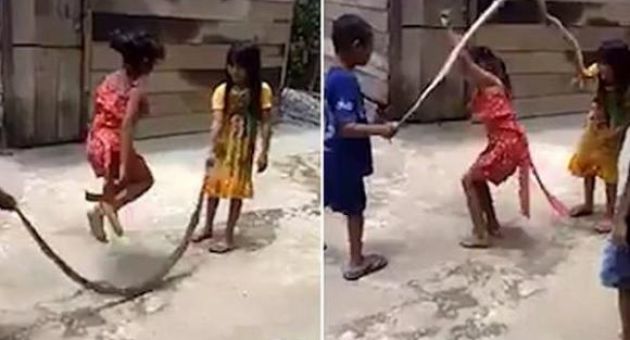 Báo Tây 'phát sốt' vì trẻ em Việt dùng rắn nhảy dây