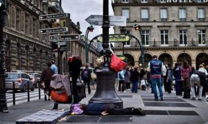 Góc khuất sau vẻ hào nhoáng của Paris