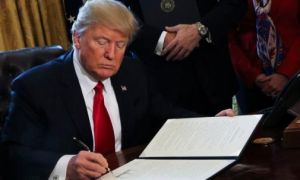 Tổng thống Trump ký ban hành hai luật ủng hộ dân chủ Hồng Kông