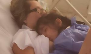 Người mẹ ở Mỹ đang hôn mê bỗng vén áo cho con bú