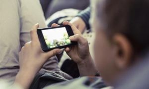 Bé 14 tuổi phải điều trị tâm lý kéo dài vì nghiện YouTube