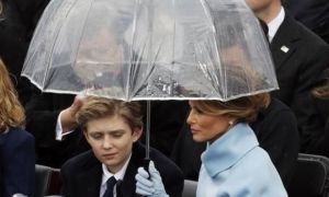 Đệ nhất phu nhân Mỹ bảo vệ con trai giữa 'bão luận tội' Tổng thống Trump