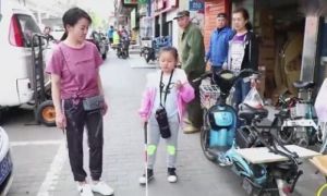 Xúc động câu chuyện mẹ giả vờ để con gái mù tự đến trường suốt 5 năm