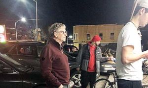 Bức ảnh tỷ phú Bill Gates đứng xếp hàng tại quán ăn chờ đến lượt gây bão mạng...