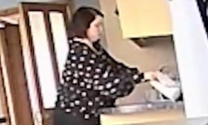 Bí mật lắp camera trong bếp, người phụ nữ sốc nặng trước hành động của cô bạn...