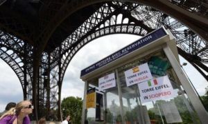 Tháp Eiffel đóng cửa do nhân viên đình công