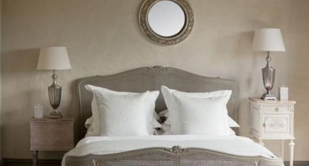 Nếu đang để những đồ vật này ở đầu giường thì bạn nên dọn ngay đi trước thềm...