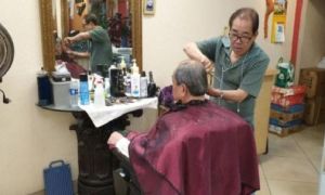 Ông già Việt hớt tóc, lấy ráy tai ‘gây nghiện’ ở Little Saigon, Mỹ