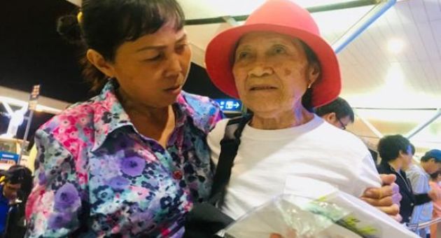 Cho con gái 44 năm trước, mẹ Việt sang Mỹ nhòe nước mắt đi tìm