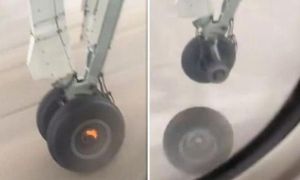 Phát hoảng nhìn máy bay chở khách rơi bánh khi cất cánh