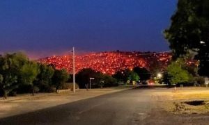 Sườn đồi đỏ như dung nham núi lửa trong thảm họa cháy rừng Australia