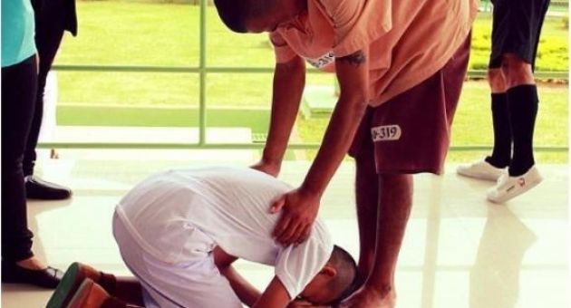 Tình cờ gặp con trai trong hoàn cảnh đáng xấu hổ, ông bố vội quay mặt đi nhưng...