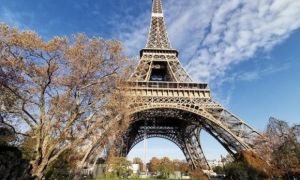 Pháp phải tạm đóng cửa Tháp Eiffel
