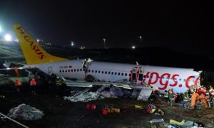 Máy bay chở 177 người của Thổ Nhĩ Kỳ gãy làm ba