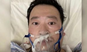 Bệnh viện xác nhận bác sĩ cảnh báo virus corona qua đời sau vài giờ phủ nhận...