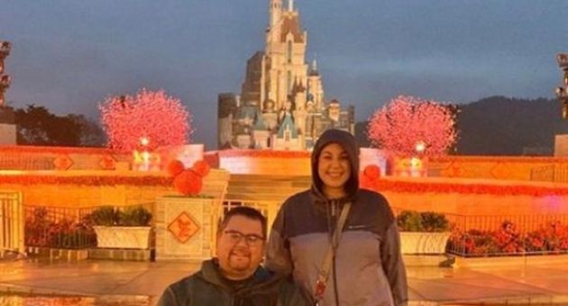 Không mang bất kỳ triệu chứng nào, cặp đôi chết lặng khi có tiếng gõ cửa thông...