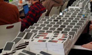 Chính phủ Nhật phát 2.000 iPhone cho khách bị kẹt trên tàu để phòng dịch...