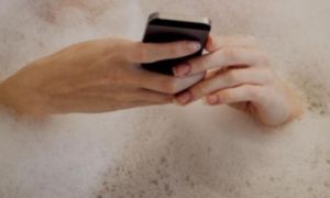 Cô gái Pháp 15 tuổi tử vong vì lỗi sơ ý khi sạc điện thoại trong lúc tắm