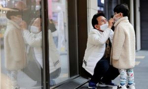 Hàn Quốc khủng hoảng khẩu trang trước dịch corona, có người dân phải mua...