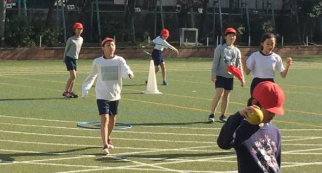 Học sinh Nhật Bản vẫn đến trường bình thường giữa dịch Covid-19