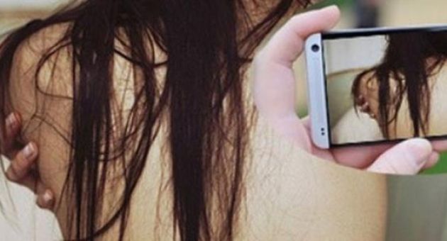 Bức xúc thanh niên bắt người yêu khỏa thân, quỳ xuống xin lỗi rồi chụp ảnh...
