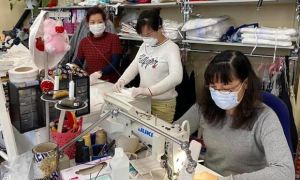 Người Việt ở Đức may khẩu trang tặng bệnh viện