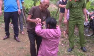 Cảm động quỳ trước cha già sau 30 năm bị bán sang Trung Quốc