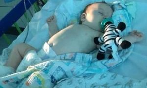 Lời khẩn cầu của mẹ bé 11 tuần tuổi nhiễm Covid-19 ở Anh