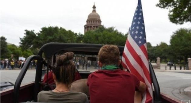 Dân Mỹ biểu tình, thách thức gia hạn giãn cách xã hội chống Covid-19