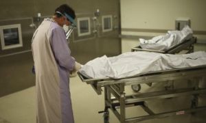 Nam y tá qua đời trong cô độc vì Covid-19, người thân đau đớn tìm thi thể suốt...