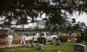 Công ty quan tài hết quan tài để bán và dòng chữ ớn lạnh trên bản danh sách tử...