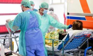 Nước có tỉ lệ y bác sĩ mắc COVID-19 cao nhất thế giới