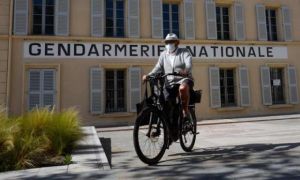 Giới siêu giàu ở Pháp gây phẫn nộ vì bê bối 'xét nghiệm riêng'