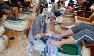 Vừa nới lỏng phong tỏa, 'cả thế giới' tranh thủ cắt tóc, làm đẹp…