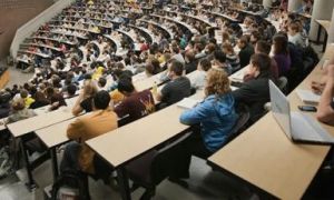 /thumb/thumb.php?src=images/stories/content/2020/04/27/42_1_ton-92000-usd-den-anh-du-hoc-gio-toi-ve-que-nha-hoc-online.jpg&w=300&h=180&zc=1&q=80&a=c